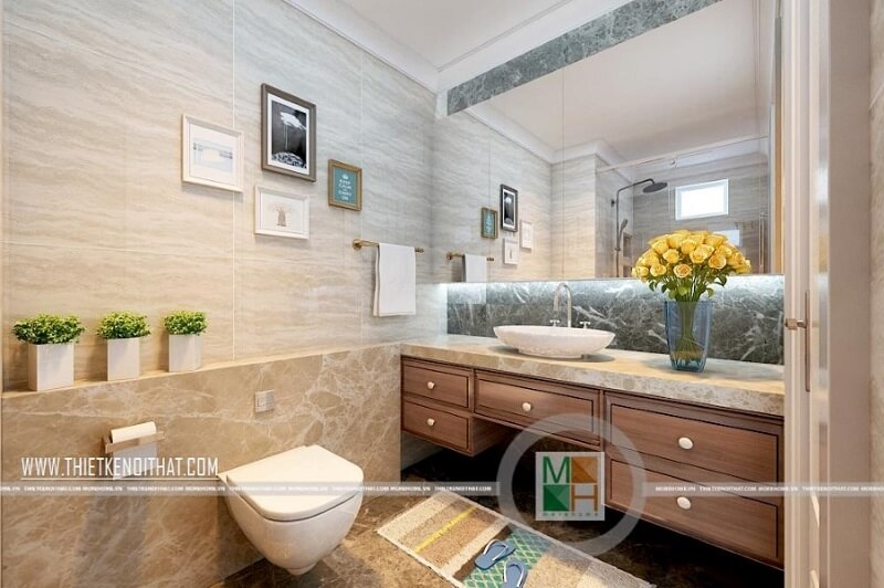 Mẫu thiết kế phòng tắm đẹp tiện nghi với tủ kéo gỗ hiện đại kết hợp gương trang trí và thiết bị vệ sinh cao cấp vừa tiết kiệm được diện tích mà không kém phần sang trọng.