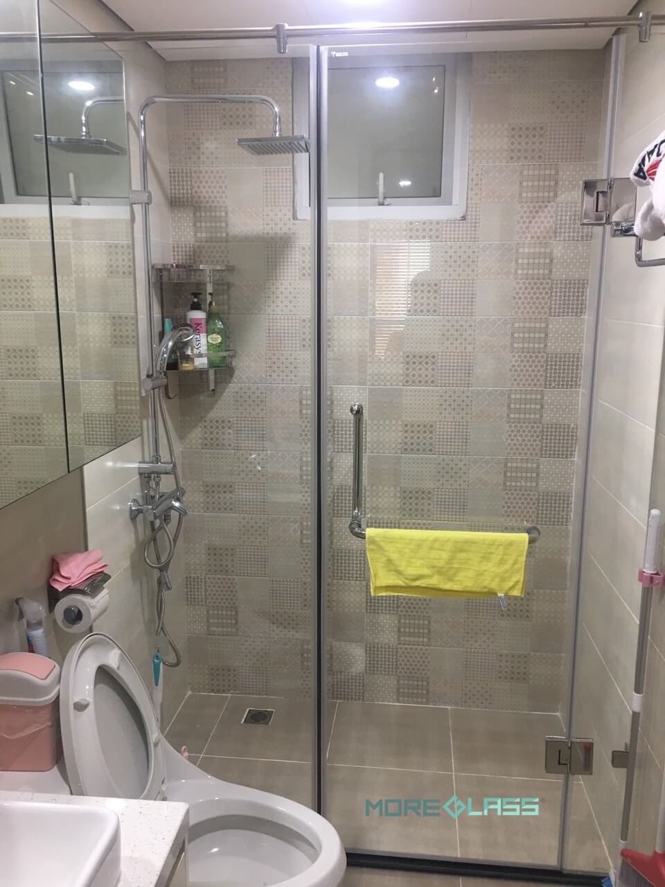 Lắp đặt vách tắm kính 180 độ cho một không gian phòng tắm sạch sẽ, hiện đại mà tinh tế tại Mỗ Lao, Hà Đông