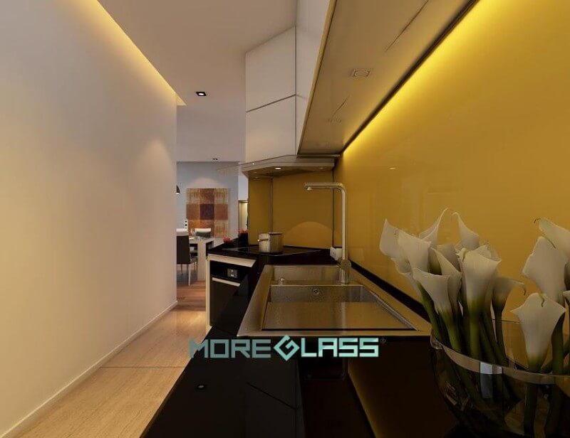 Sắp xếp mẫu kính ốp bếp màu vàng thư tươi tắn cho không gian phòng bếp thêm mới lạ đầy sức sống. Nội thất phòng bếp căn hộ hiện đại