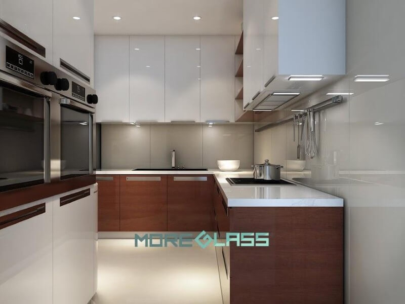 Thiết kế và thi công mẫu kính ốp bếp màu ghi xám kết hợp với tủ bếp cùng tông màu tạo nên không gian phòng bếp sang trọng. Nội thất phòng bếp căn hộ hiện đại