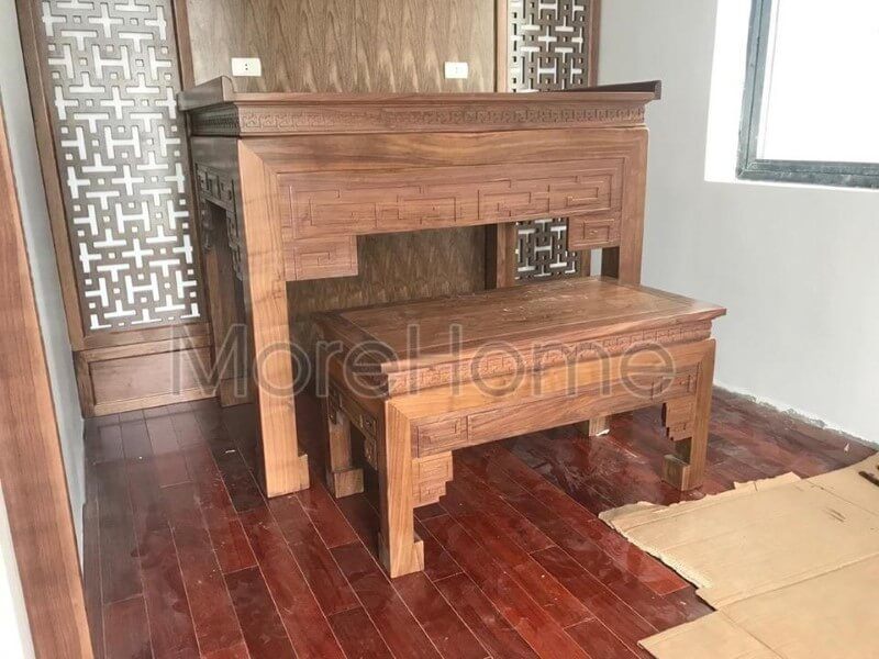 Không gian biệt thự được nhiều khách hàng lựa chọn bởi mẫu bàn thờ lớn với chất liệu gỗ óc chó.
