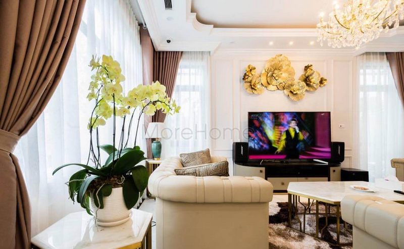 Không gian rộng rãi cung cấp cho phòng khách nhiều ánh sáng và hương hoa.