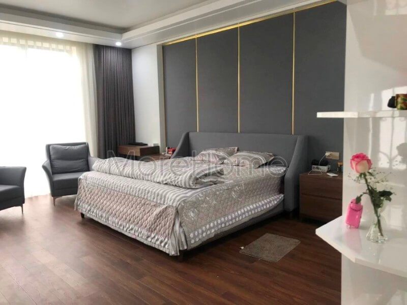 Morehome có nhiều năm kinh nghiệm trong việc thi công nội thất trọn gói tại Hải Phòng, với rất nhiều công trình đáng chú ý. Hình ảnh của việc thi công giường ngủ bọc vải cao cấp này là một ví dụ tuyệt vời.