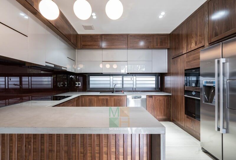 . Morehome đã hoàn thành việc lắp đặt tủ bếp hiện đại với chất lượng tốt nhất tại biệt thự Hà Tĩnh. Hình ảnh thể hiện sản phẩm tủ bếp gỗ tự nhiên kết hợp với gỗ công nghiệp hiện đại.